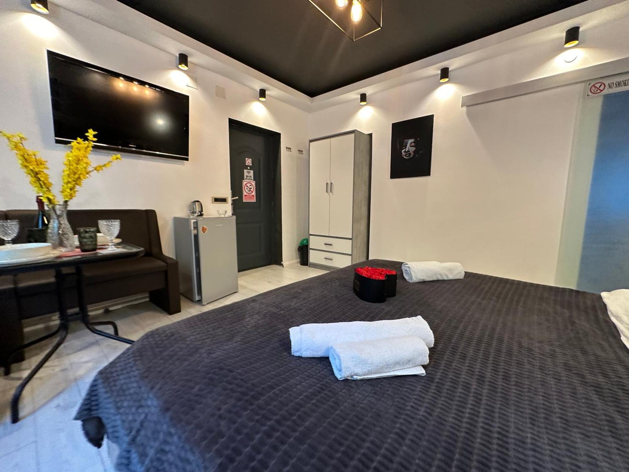 The Fame - Modern Studio In Top Location & Parking Craiova Exterior photo